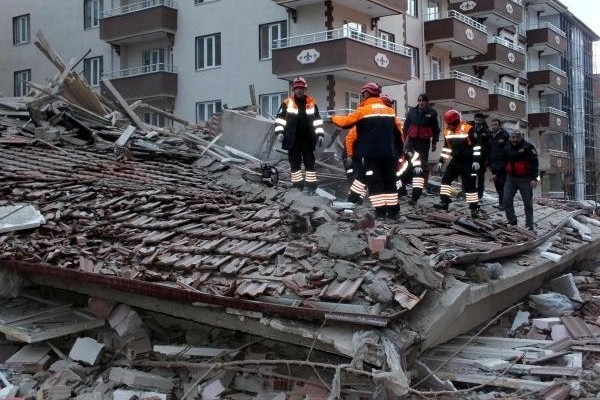 Yozgat'da 5 katlı apartman çöktü - Resim: 4