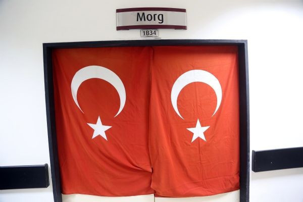 En acı kare! Şehit sevgilisi için morgun kapısından ayrılmadı - Resim: 2