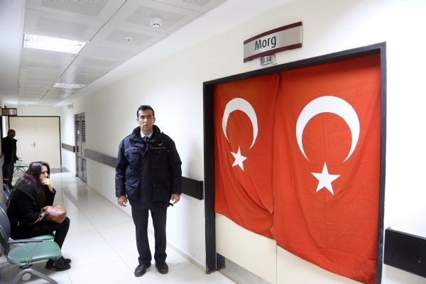 En acı kare! Şehit sevgilisi için morgun kapısından ayrılmadı - Resim: 3