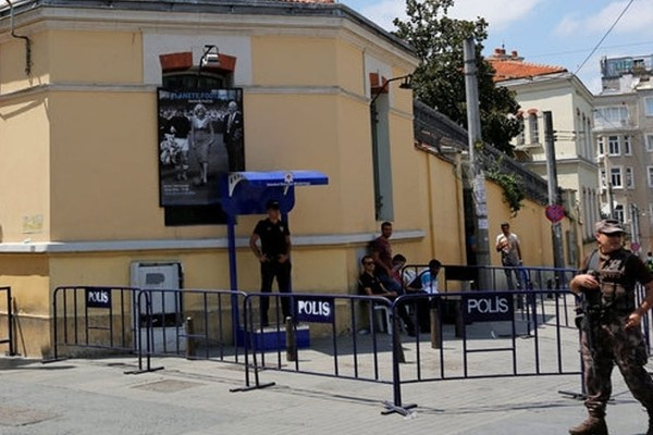 İstiklal Caddesi’nde onu görenler şaşırdı! Elinde silahla... - Resim: 2