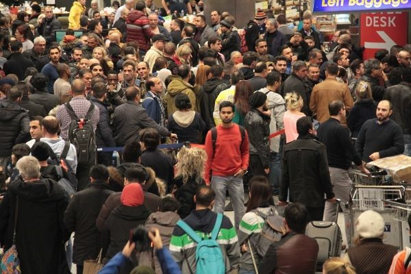 Atatürk Havalimanına kar engeli! İnsanlar perişan - Resim: 1