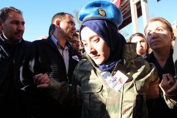 Bu acıya yürek dayanmaz! Şehit mezarında kahreden görüntü - Resim: 1