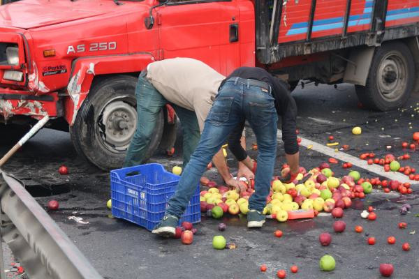 E-5'te kamyonet devrildi! Trafik kilitlendi - Resim: 4