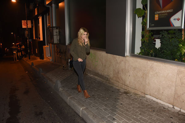 Sevgilisiyle yakalandı muhabirlere fırça attı! - Resim: 3