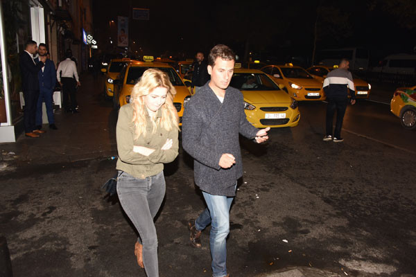 Sevgilisiyle yakalandı muhabirlere fırça attı! - Resim: 4