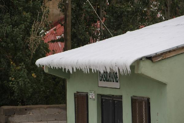 Arabalar, çatılar buza kesti! - Resim: 1