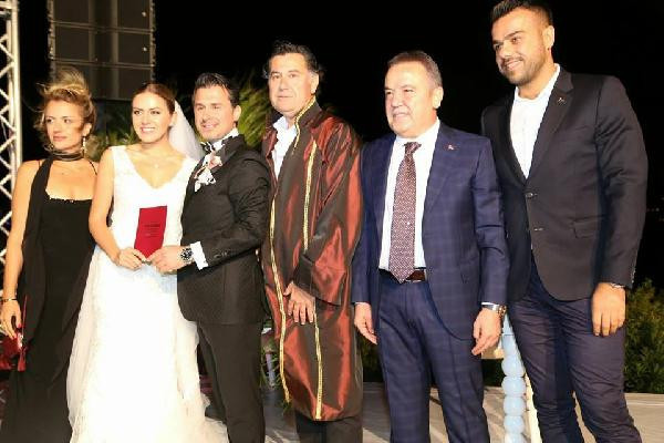 Öpücük kavgası uçağı geri döndürdü! - Resim: 2