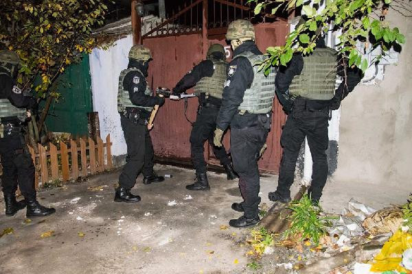 Ukraynalı genç kızları ağına düşüren çeteye operasyon - Resim: 1