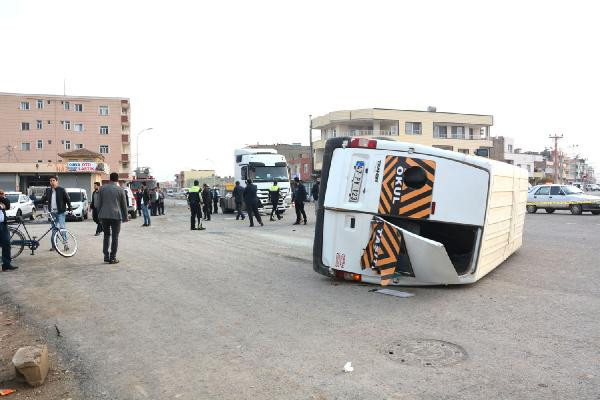 TIR ile öğrenci servisi çarpıştı: Çok sayıda yaralı var! - Resim: 3