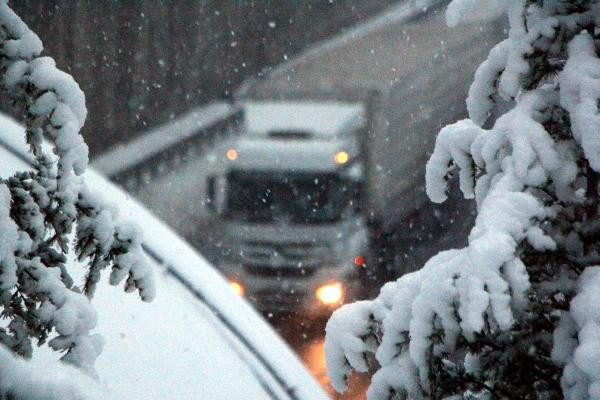 Kar kalınlığı 25 cm'ye ulaştı, TIR'ların geçişi yasaklandı! - Resim: 1