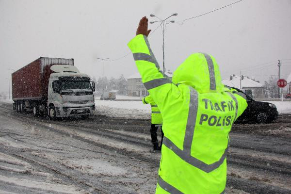 Kar kalınlığı 25 cm'ye ulaştı, TIR'ların geçişi yasaklandı! - Resim: 2