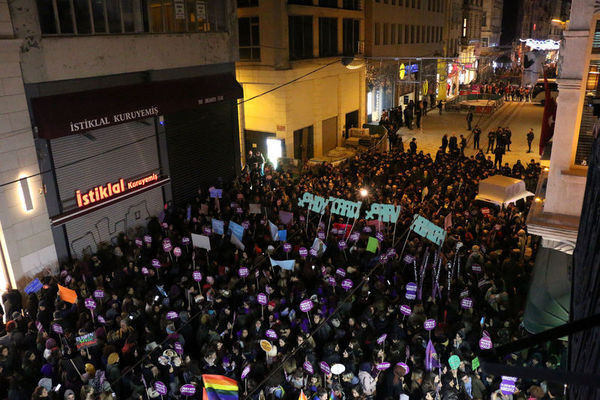 Yüzlerce kadın, İstiklal Caddesi’nde ‘kadına şiddeti’ protesto etti - Resim: 2