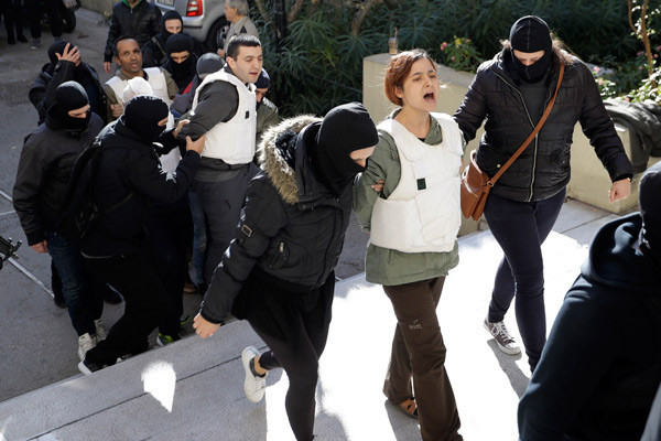 Erdoğan'ın ziyareti öncesi mahkemeye böyle getirildiler! - Resim: 2