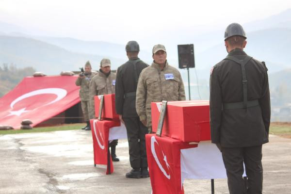 Türkiye'nin ciğeri yanmıştı! Süleyman Soylu 8 şehidin verildiği Şemdinli'de - Resim: 4