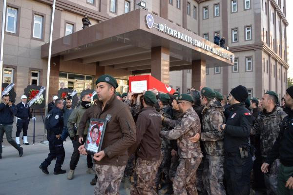 Şehit cenazesinde yürek yakan haykırış! - Resim: 2