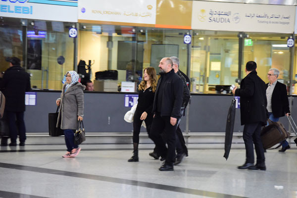 Hamile sevgilisiyle ilk kez el ele!  - Resim: 2