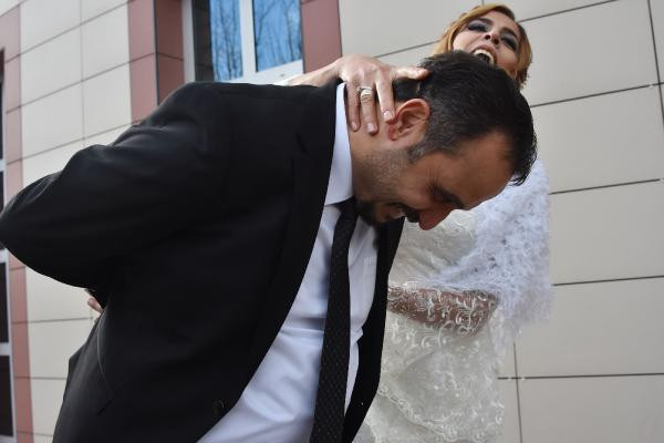Damadı ters kelepçeyle nikah masasına götürdü - Resim: 2