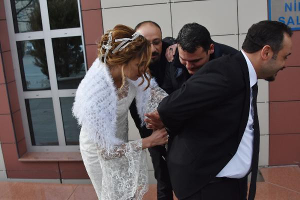 Damadı ters kelepçeyle nikah masasına götürdü - Resim: 4