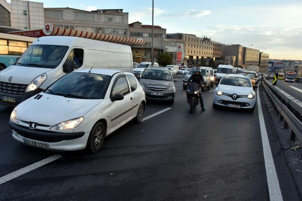 İstanbul'da E-5'te kaza! Trafik kilitlendi - Resim: 2