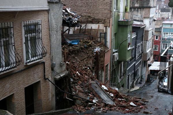 İstanbul Beyoğlu'nda panik: İki katlı bina çöktü! - Resim: 1