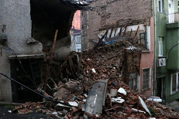 İstanbul Beyoğlu'nda panik: İki katlı bina çöktü! - Resim: 2