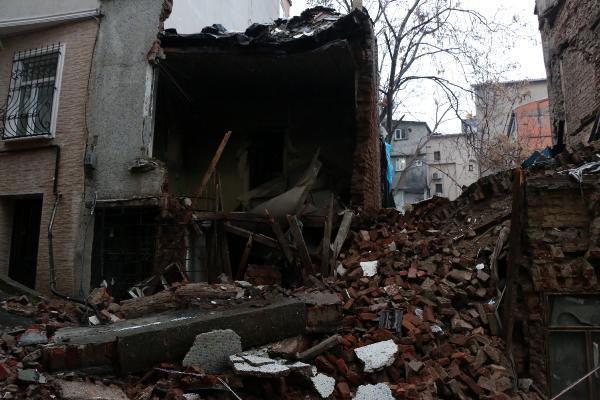 İstanbul Beyoğlu'nda panik: İki katlı bina çöktü! - Resim: 3
