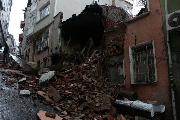 İstanbul Beyoğlu'nda panik: İki katlı bina çöktü! - Resim: 4