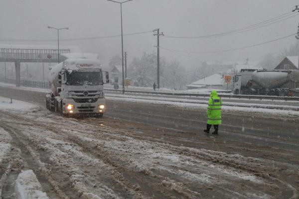 Beyaz çile başladı! Bolu Dağı'nda ulaşıma kar engeli - Resim: 2