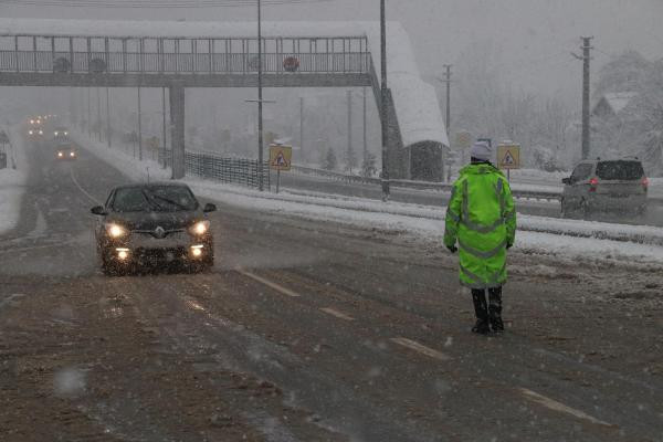 Beyaz çile başladı! Bolu Dağı'nda ulaşıma kar engeli - Resim: 4
