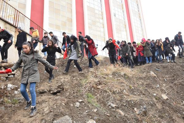 Cumhurbaşkanı Erdoğan için sürpriz Kürtçe pankart! - Resim: 1