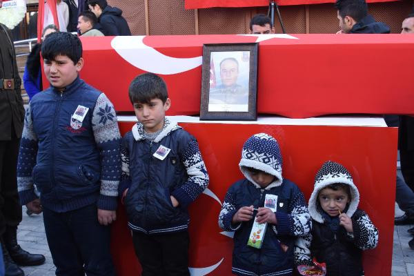 Sözün bittiği yer! Şehit cenazesine damga vuran fotoğraf - Resim: 2