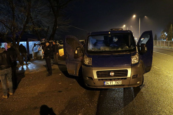 Zırhlı minibüs paniği! İçinden neler çıktı?.. - Resim: 2