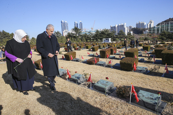 Başbakan Yıldırım Kore'deki Türk şehitliğinde! Gözleri doldu.. - Resim: 2