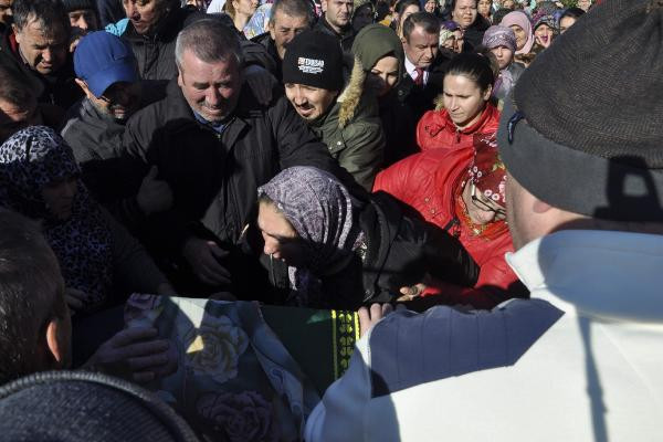 Annenin kızına son vedası yürek burktu!  - Resim: 3