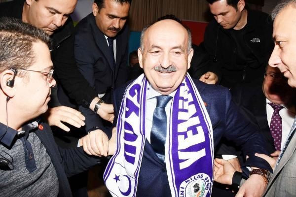 Bakanın selfie kazası! Korumalar son anda... - Resim: 1