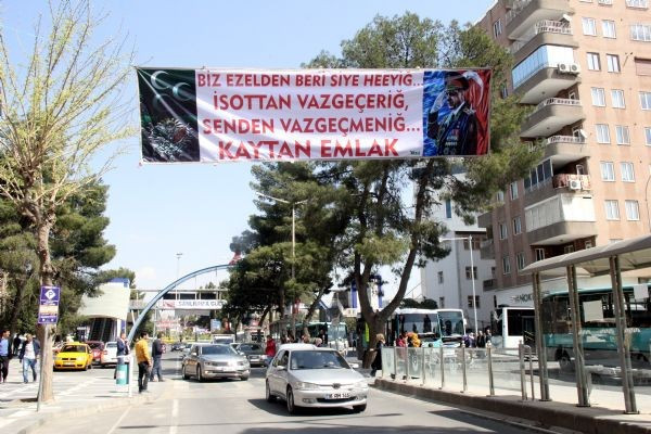 Urfa'ya asılan Erdoğan pankartı olay oldu! Üç hilalli ve...  - Resim: 2