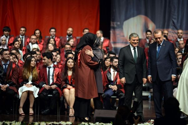 Abdullah Gül'ün diploma verdiği kız bakın kim çıktı! - Resim: 1