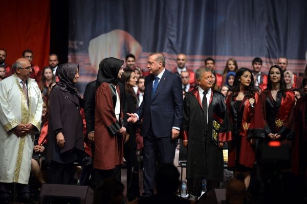 Abdullah Gül'ün diploma verdiği kız bakın kim çıktı! - Resim: 2