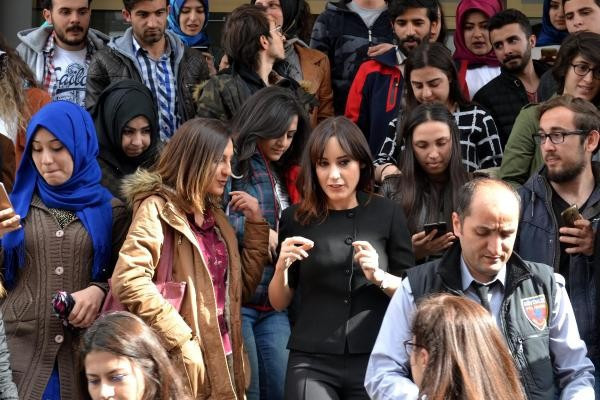 Nazlı Çelik siyasete girecek mi o kolye meğer... - Resim: 2