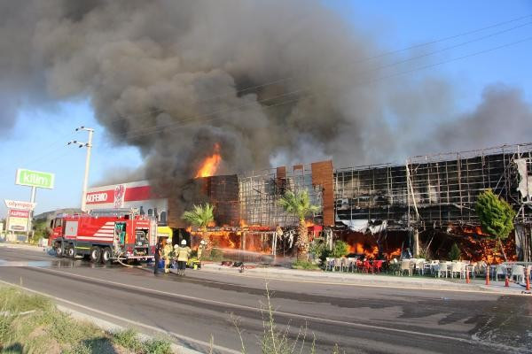 AVM'de 8 milyonluk yangın! - Resim: 1