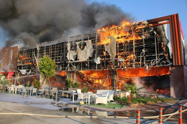 AVM'de 8 milyonluk yangın! - Resim: 4