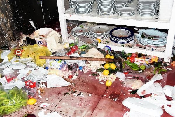 İşten atılan aşçı kadının kazmalı intikamına bakın! - Resim: 2