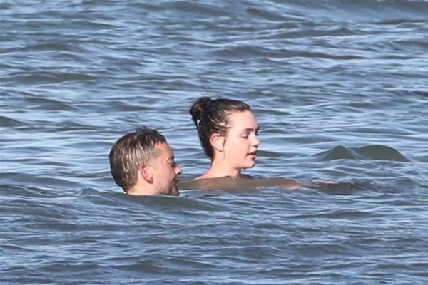 Kız arkadaşı üstsüz yakalanmasın diye bakın nasıl yosun giydirdi - Resim: 1