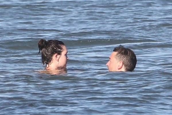 Kız arkadaşı üstsüz yakalanmasın diye bakın nasıl yosun giydirdi - Resim: 2