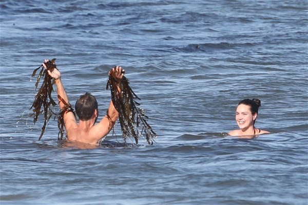 Kız arkadaşı üstsüz yakalanmasın diye bakın nasıl yosun giydirdi - Resim: 4