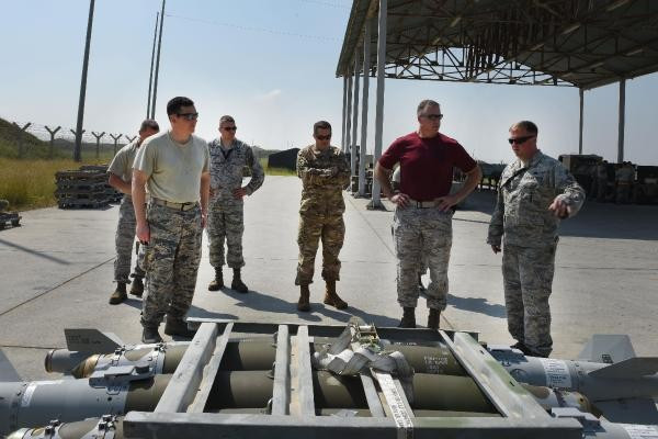 Tank avcısı A10'ların bombası bakın nasıl hazırlanıyor - Resim: 1