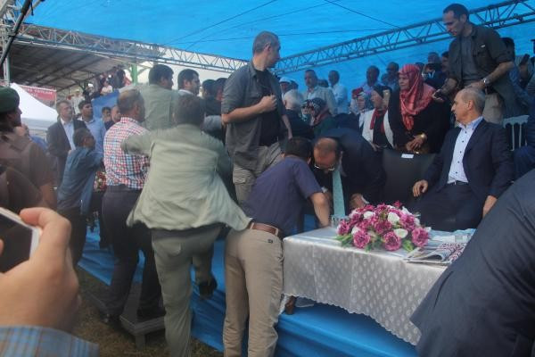 Protokolde kavga! Bakan Kurtulmuş olay yerinden uzaklaştırıldı - Resim: 1