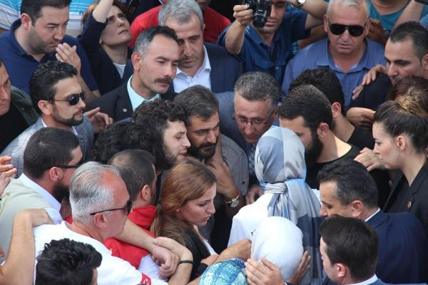 Tecavüze uğrayıp öldürülen kadın ve bebeğini binler uğurladı - Resim: 4