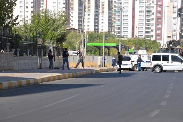 Diyarbakır'da neler oluyor onlarca polis peşinden koştu - Resim: 1