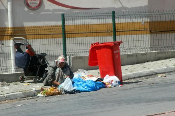 Bayram sabahı kahreden görüntü çöpten ekmek aradı - Resim: 1